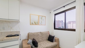 Basic Apartment | Ruang tamu | 40 inci sebuah televisyen pintar dengan digital 