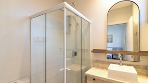 Basic Apartment | Bathroom | Shower - Apto w/ 3 En-suites, BBQ & Ocean View Rih0203 (Porto Belo)