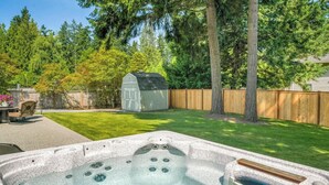 Outdoor spa tub - 3-Bedroom Ranch Home, Private Yard, Long Driveway (Edmonds)