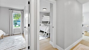 Iron/ironing board, WiFi, bed sheets - 3-Bedroom Ranch Home, Private Yard, Long Driveway (Edmonds)