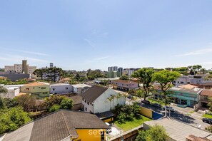 Ein Wohngebiet mit Häusern, einer Straße und blauem Himmel.