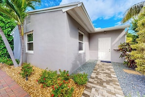 A single-story house with a flat roof, a front door, and two windows. - The Cottage - Private Pool (Fort Lauderdale)
