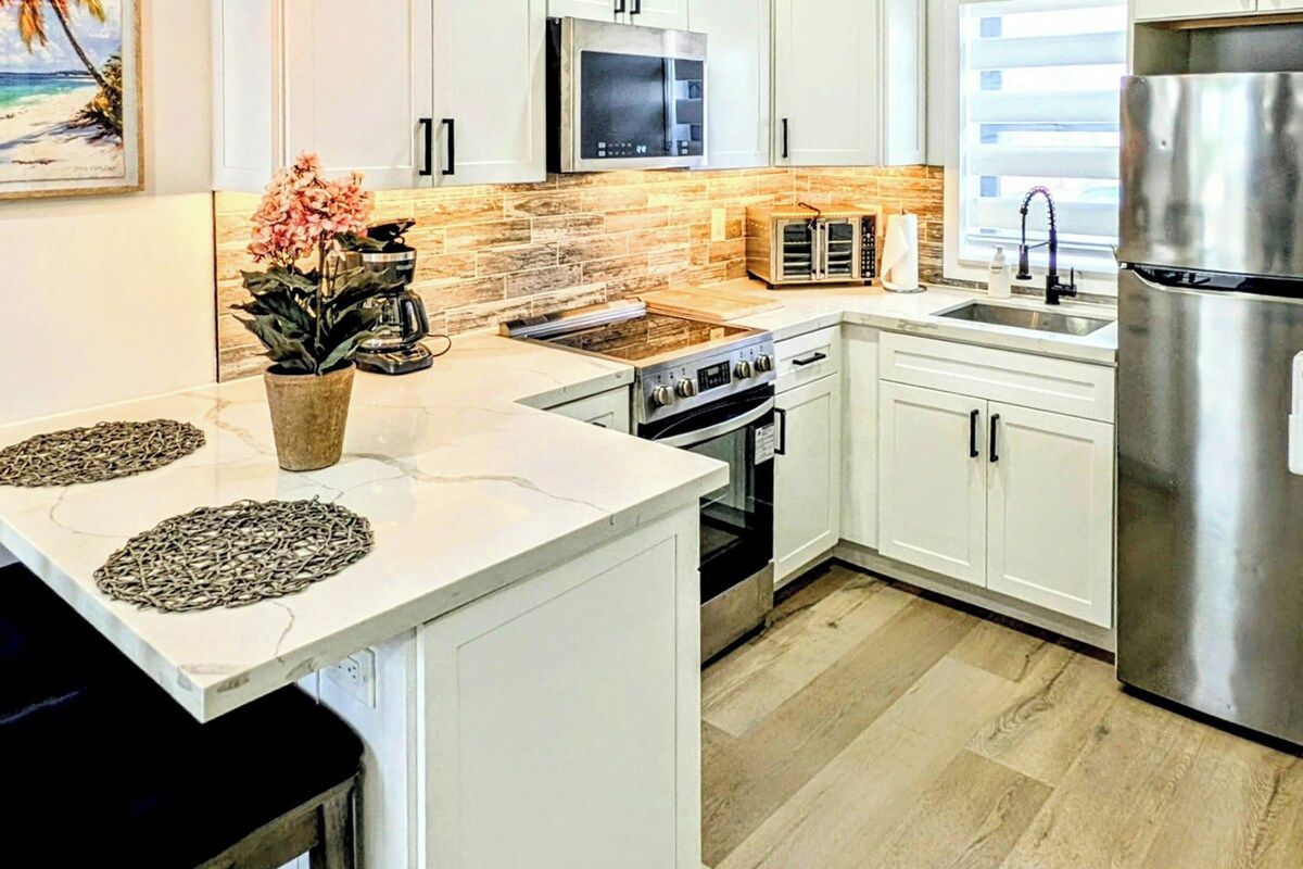 Coffee/tea maker, fridge, oven, stovetop