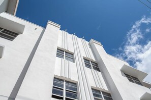 Ein Gebäude im modernen Architekturstil, erkennbar an den vertikalen Linien und rechteckigen Fenstern.