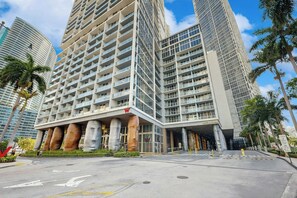 A modern hotel with a prominent entrance, large columns, and a clear sky. - Tony Ultimate Experience Miami (Miami)