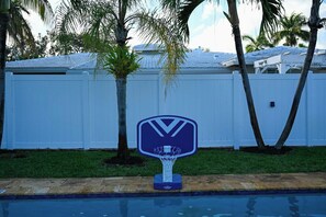 A basketball hoop with a white fence and palm trees in the background. - Terrace 17 - Private Pool (Fort Lauderdale)