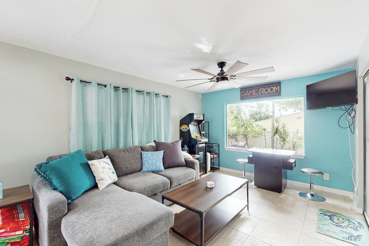 Scuba Shack - Enclosed Backyard - Palm Beach, FL