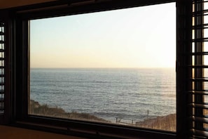 Ein Fenster mit Meerblick.