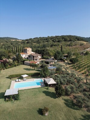 A large house with a swimming pool, surrounded by a lush garden and vineyards. - Gelsomina Country House - A historic farmhouse nestled in the peaceful Umbrian countryside (Umbria)