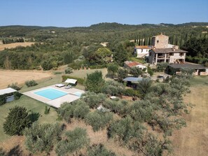 A large house with a swimming pool, surrounded by trees and hills. - Gelsomina Country House - A historic farmhouse nestled in the peaceful Umbrian countryside (Umbria)
