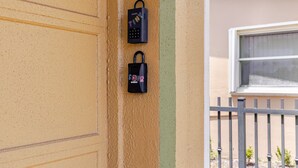 Puerta con dos dispositivos de seguridad instalados.