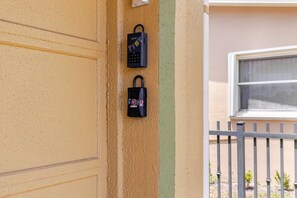Une porte équipée de deux dispositifs de sécurité.