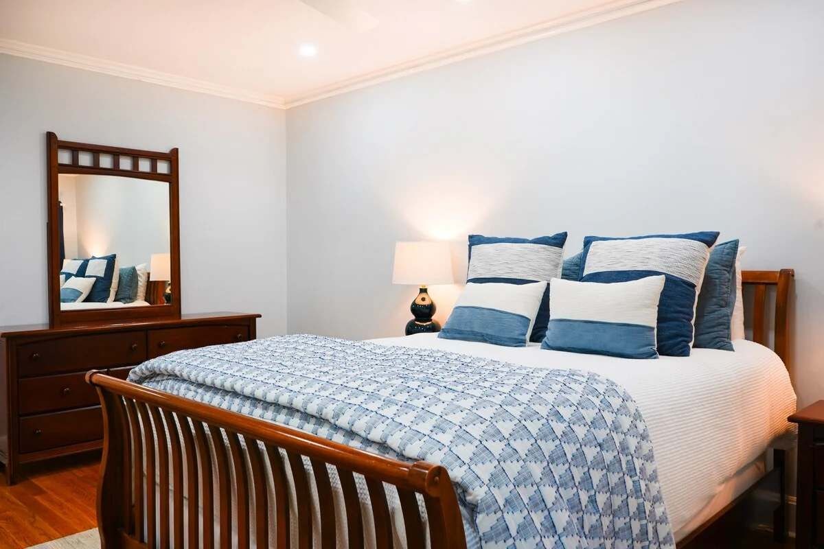 Desk, iron/ironing board, WiFi, bed sheets