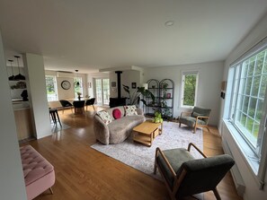 A spacious living room with a sofa, chairs, a coffee table, and a fireplace. - Lovely 3-bedroom house with AC in Saint-Gabriel-de-Valcartier (Saint-Gabriel-de-Valcartier)