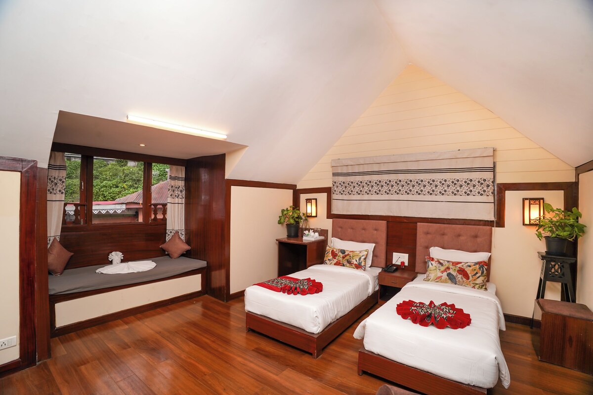 Deluxe Twin Room, Non Smoking | Peti besi dalam bilik, seterika/papan seterika, Wi-fi percuma 