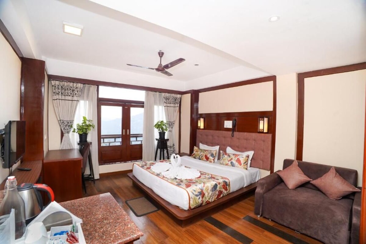 Superior Double Room, Non Smoking | Peti besi dalam bilik, seterika/papan seterika, Wi-fi percuma 