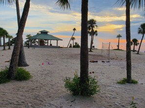 Beach - Recently renovated, fully furnished 1/1 condo at Sunset Beach entrance. (Tarpon Springs)