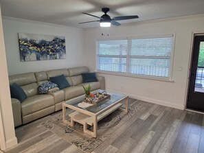 Living area - Recently renovated, fully furnished 1/1 condo at Sunset Beach entrance. (Tarpon Springs)