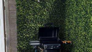 A backyard with a barbecue grill, artificial grass, stone stepping stones, and a hedge. - Contemporary Oasis, Serene Modern Retreat 2BR house with AC in vibrant Santa Ana (Santa Ana)