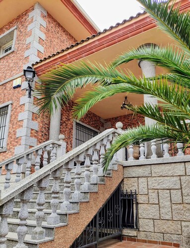 Beautiful villa for large groups with a pool, garden, BBQ, and treehouse