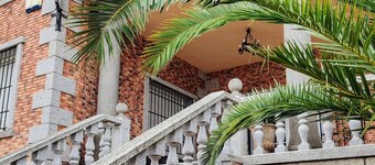 Beautiful villa for large groups with a pool, garden, BBQ, and treehouse