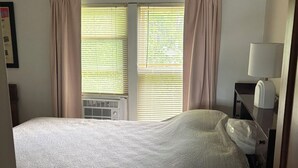WiFi, bed sheets - Walk to the Waves: Sandy Paws & Lake Days at Terrace Park Beach (Milford)
