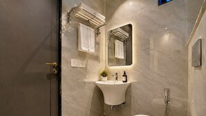 Dusche, Hausschuhe, Handtücher, Seife