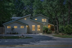 Een twee verdiepingen tellend huis met garage, overdekte veranda en oprit.