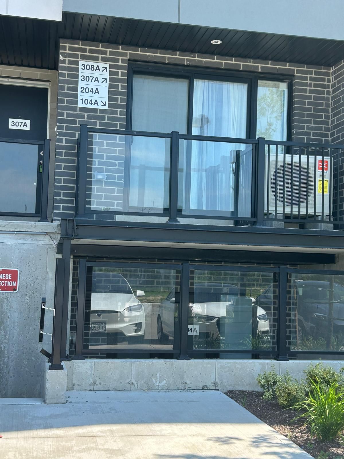 Un edificio con varios espacios de estacionamiento identificados como 307A, 308A, 204A y 104A.