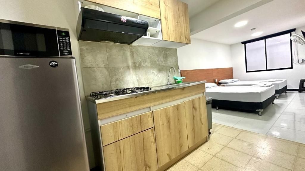 Refrigerador, microondas, placa de cocina