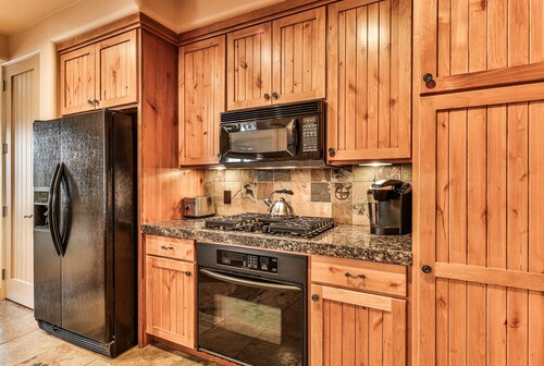 Private Red Rock Views 2-bedroom condo in  Entrada with Tesla Universal Charger