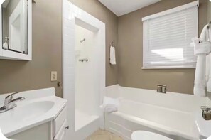 Ein Badezimmer mit Waschbecken, Toilette und Badewanne.