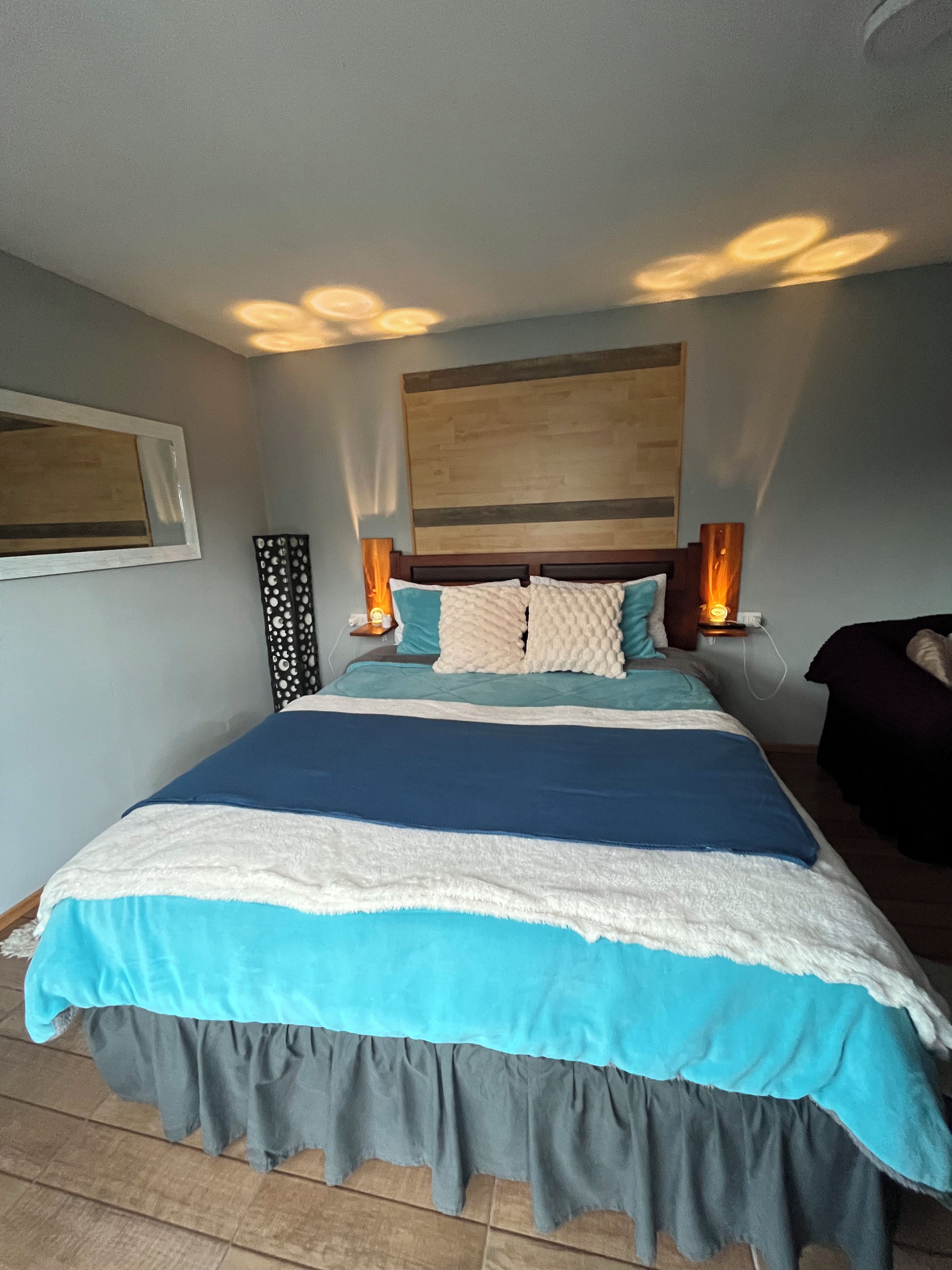 1 quarto, ferros/tábuas de passar roupa, roupa de cama