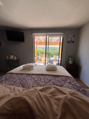 1 quarto, ferros/tábuas de passar roupa, roupa de cama