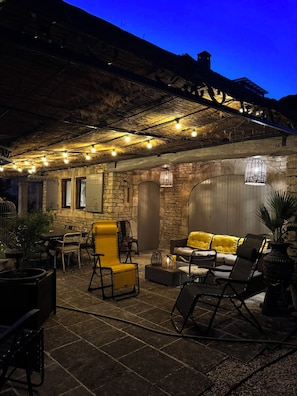 Outdoor dining - Vrbo Property (Cavaillon)