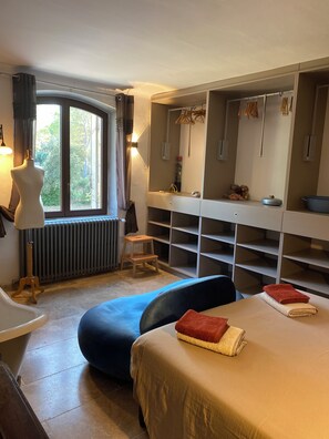 Iron/ironing board, travel crib, WiFi (free), bed sheets - Vrbo Property (Cavaillon)