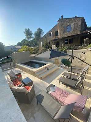Outdoor dining - Vrbo Property (Cavaillon)
