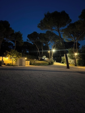 A nighttime outdoor area with trees, a gravel path, and a small building with a door. - 🌿 La Bastide de la Colline, an authentic Provençal house with a private pool. (Cavaillon)