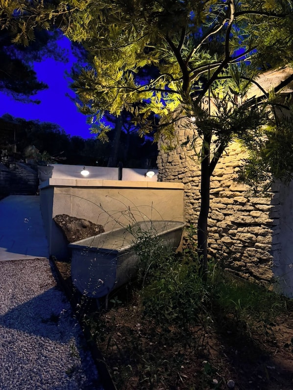 A stone wall with a concrete planter and a small pool. - 🌿 La Bastide de la Colline, an authentic Provençal house with a private pool. (Cavaillon)