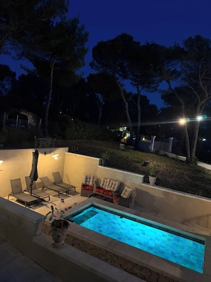 A swimming pool with a tiled edge, surrounded by lounge chairs and a sofa. - 🌿 La Bastide de la Colline, an authentic Provençal house with a private pool. (Cavaillon)