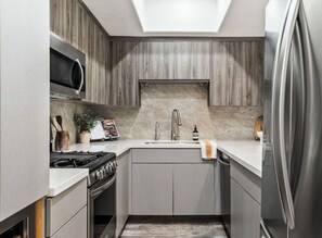 Private kitchen - 2-bedroom apartment in Brentwood. The den/office is ideal for working from home (Los Angeles)