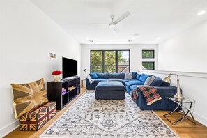 Living area - Modern Farmhouse in the heart of Georgetown (Georgetown)