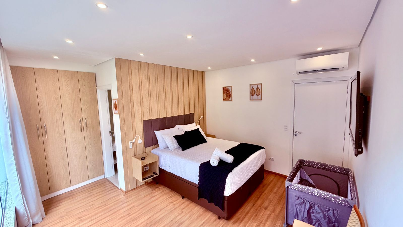 4 bedrooms, iron/ironing board, WiFi (free), bed sheets