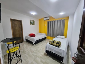 A compact room with two beds, a small table, and a chair. - Hotel Nacional Palace Foz do Iguaçu Pr (Foz do Iguaçu)