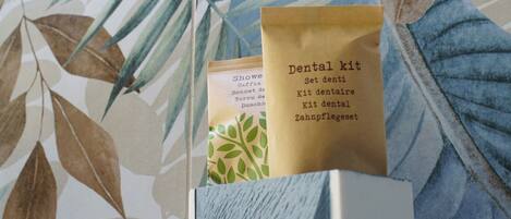 A dental kit bag with multilingual labels, placed on a surface with a leaf-patterned background.