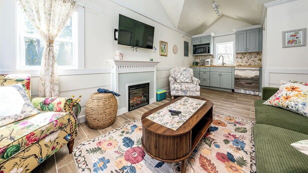 Living area - Tide & Seek: dog-friendly cottage by the beach (Sandwich)