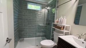 Bathroom - Tide & Seek: dog-friendly cottage by the beach (Sandwich)