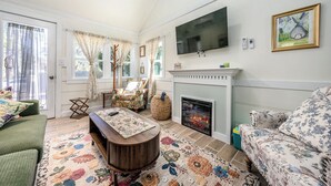 Living area - Tide & Seek: dog-friendly cottage by the beach (Sandwich)