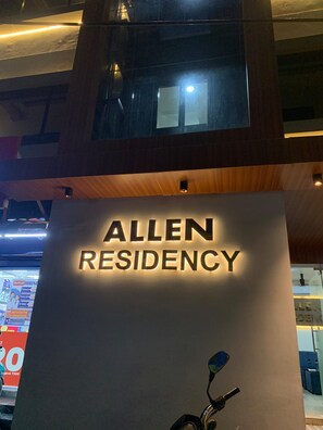 Placa para 'ALLEN RESIDENCY' com design moderno e letras iluminadas.