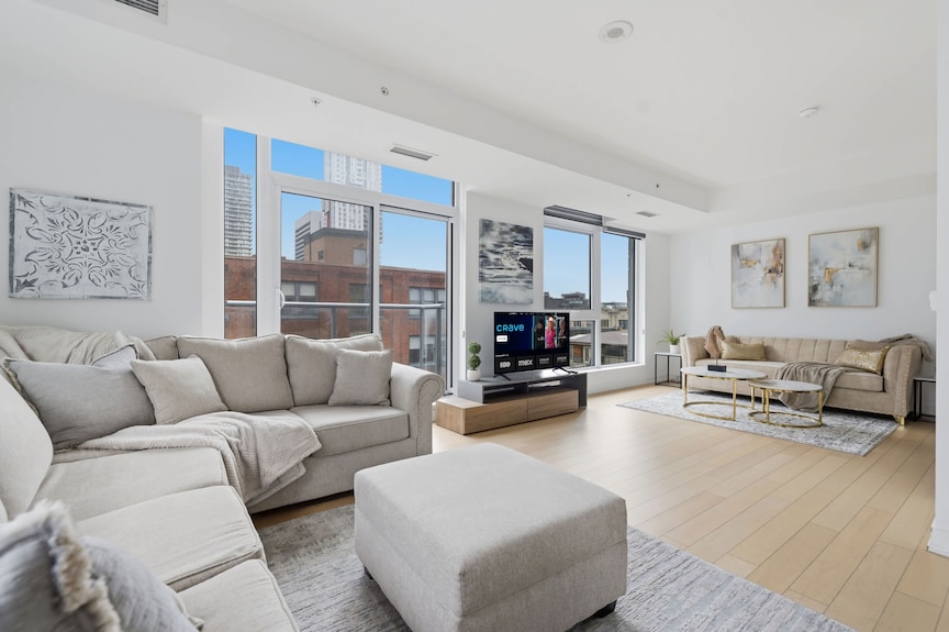 Breathtaking Cn Tower Views! 2br/2ba + Free Parking - Toronto